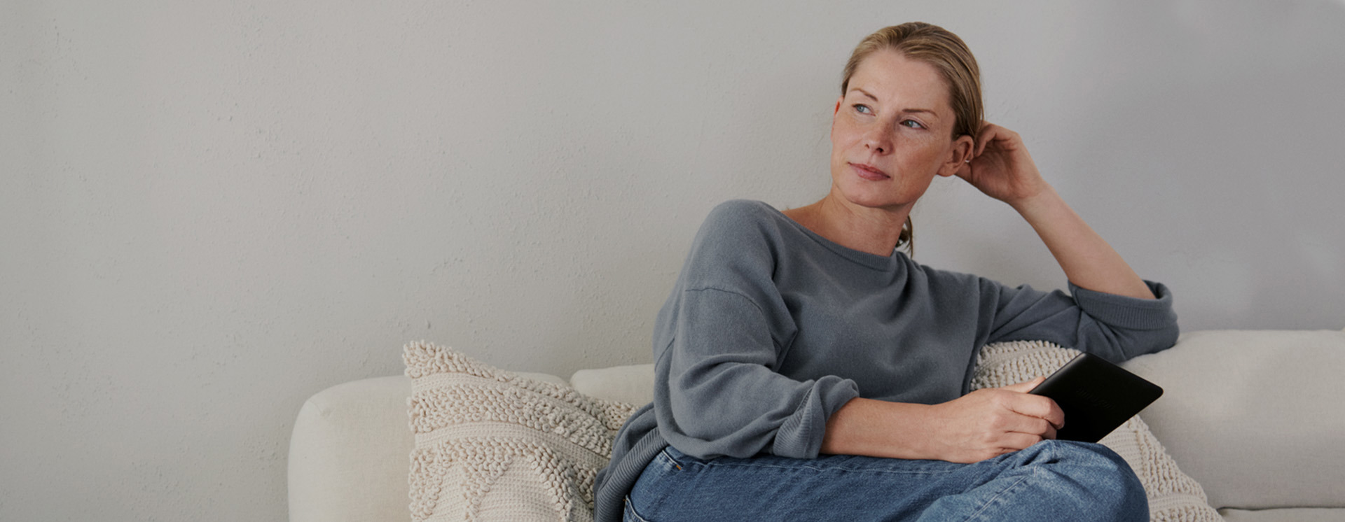 Klantenservice l Vrouw thuis op de bank met tablet