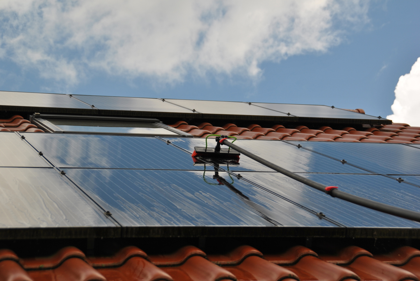 Zonnepanelen schoonmaken