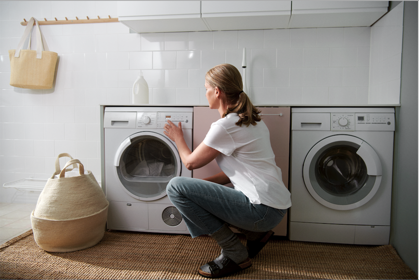 Vrouw bij wasmachine