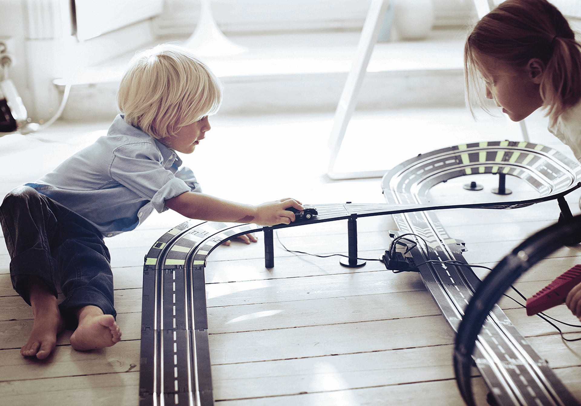 Jongetje en meisje spelen met trein | Vattenfall