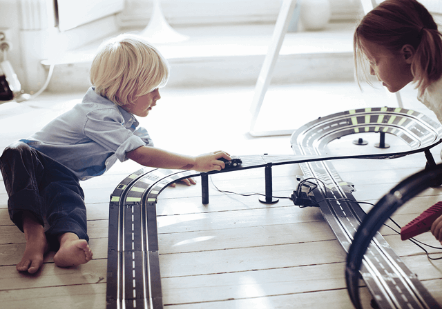 Jongetje en meisje spelen met trein | Vattenfall
