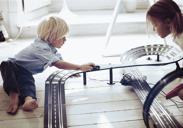 2 kinderen spelen met auto's | Vattenfall