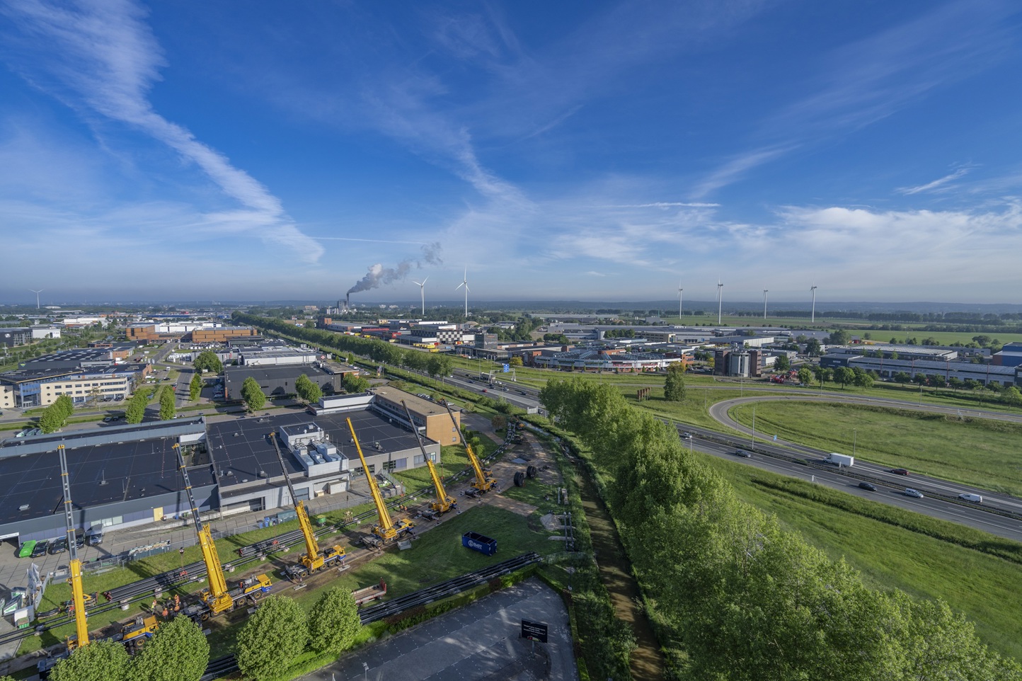 Overzichtsfoto. De leiding wordt onder de snelweg doorgetrokken.
