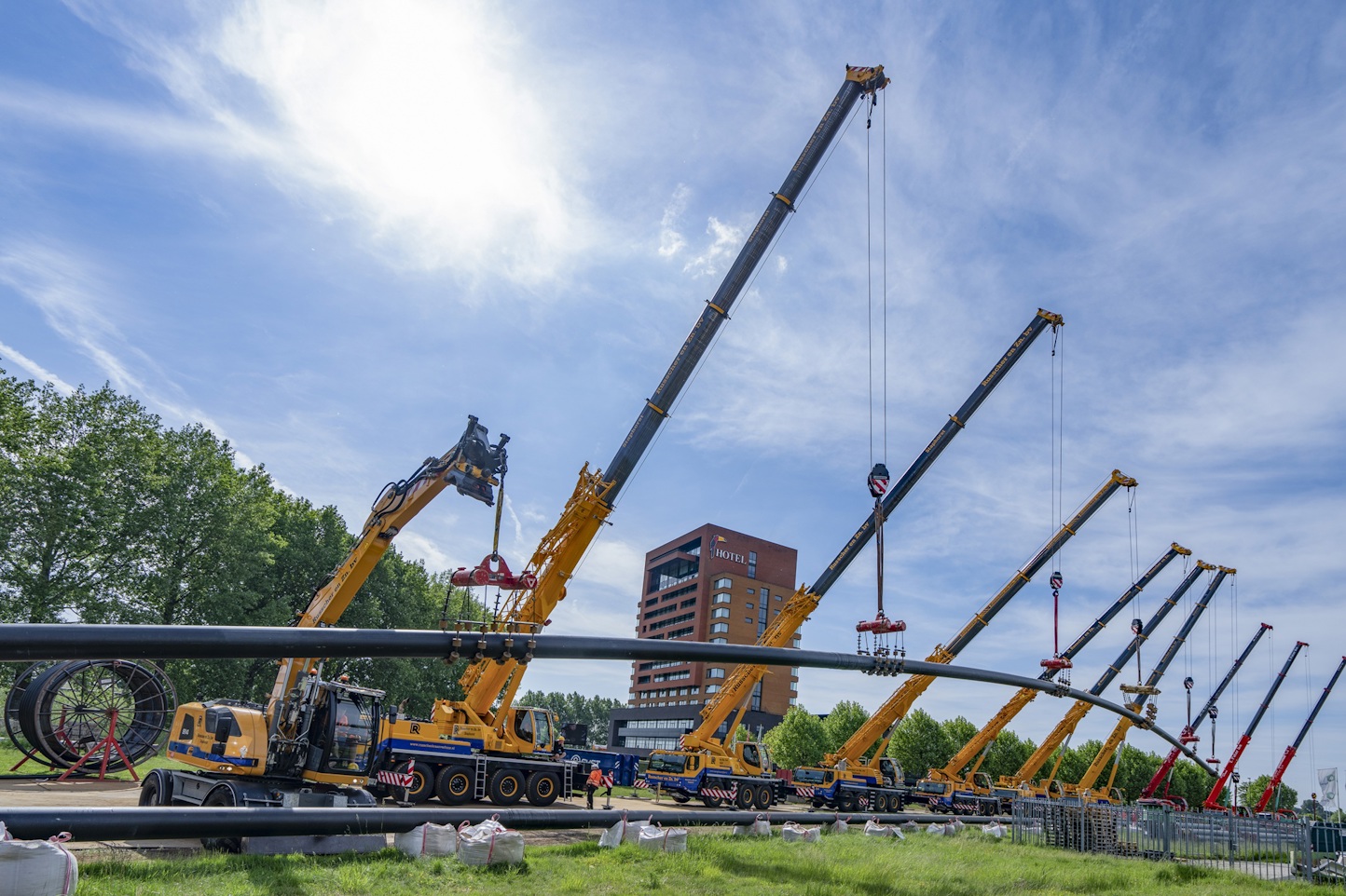 9 kranen houden de leidingen in de lucht om die door het boorgat te geleiden.