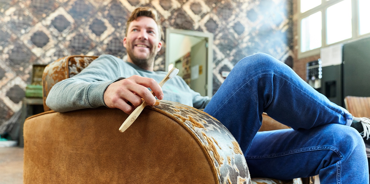 Roger Nefkens met bamboe tandenborstel van the Bamboo Brush Society