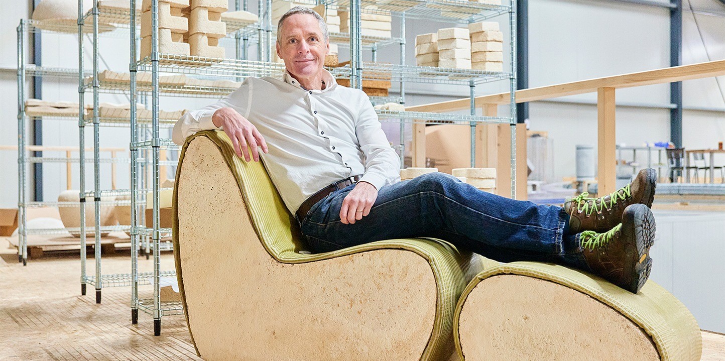 Jan Berbee zit op stoel gemaakt van schimmel door Grown Bio