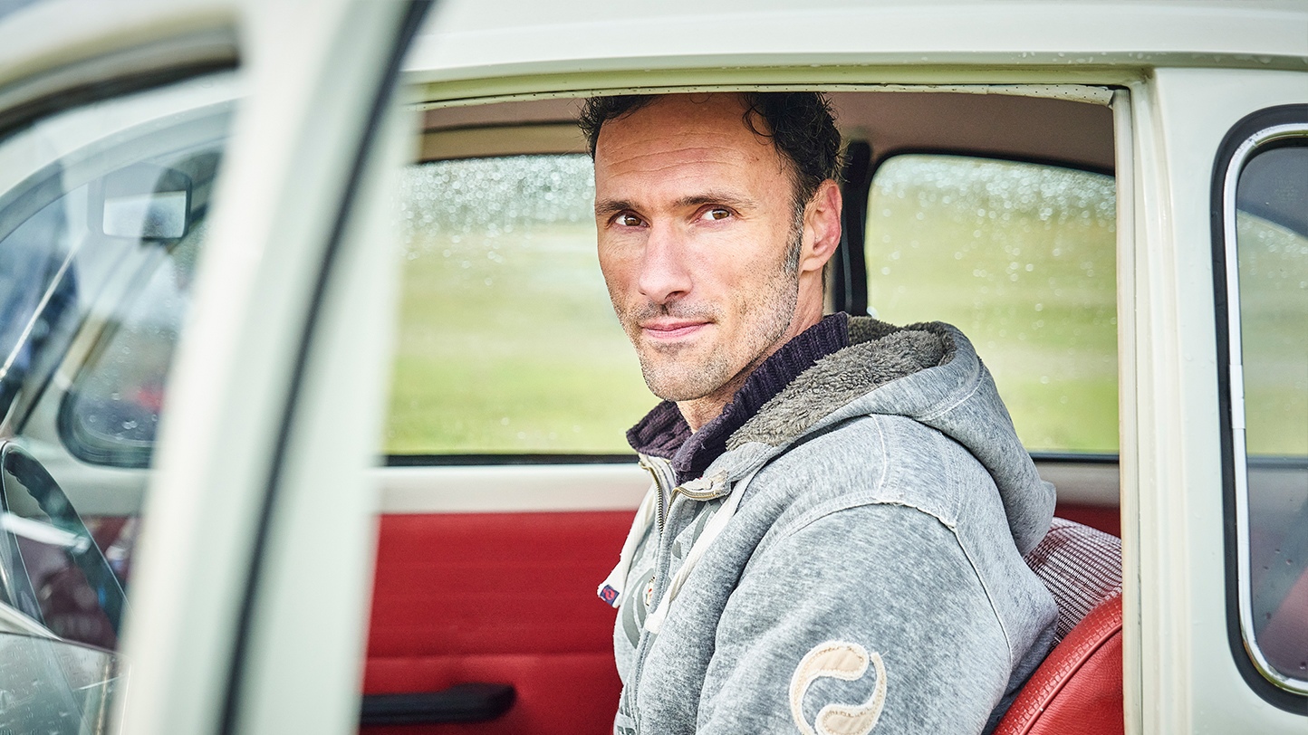 Menno Schilder in zijn omgebouwde elektrische oldtimer