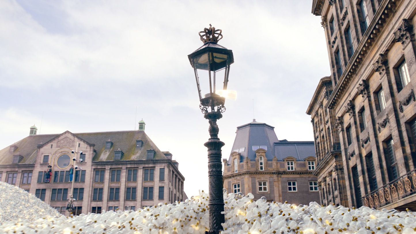 Lantaarnpaal met led-lampen op de dam