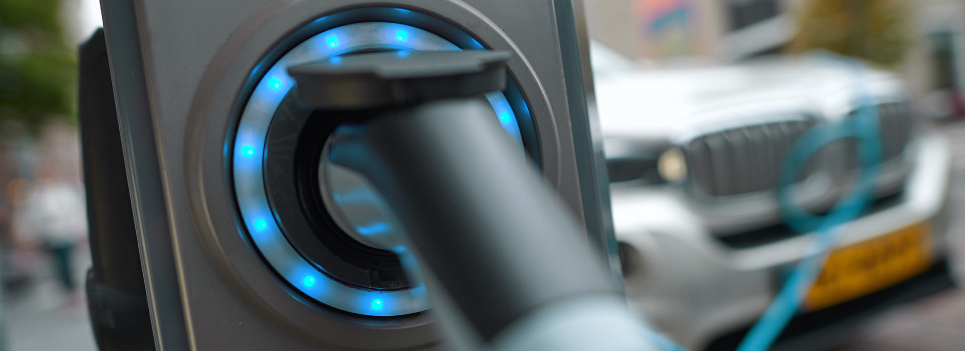 InCharge Smart abonnement Elektrische BMW laadt aan een openbare laadpaal | Vattenfall InCharge
