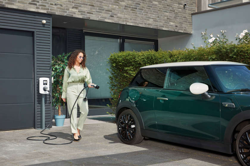 Vrouw laadt elektrische mini op
