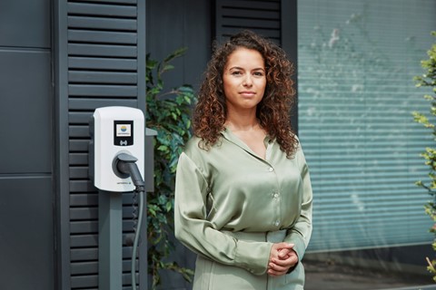 Vrouw laadt elektrische auto op met een laadpaal thuis | Vattenfall InCharge