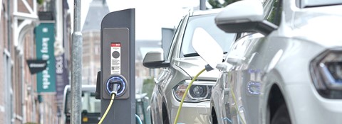 Elektrische auto's laden aan een openbare laadpaal | Vattenfall InCharge