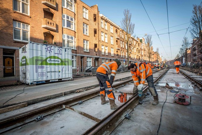 Duurzame mobiele GreenBattery aggregaat op zonne-energie in straat