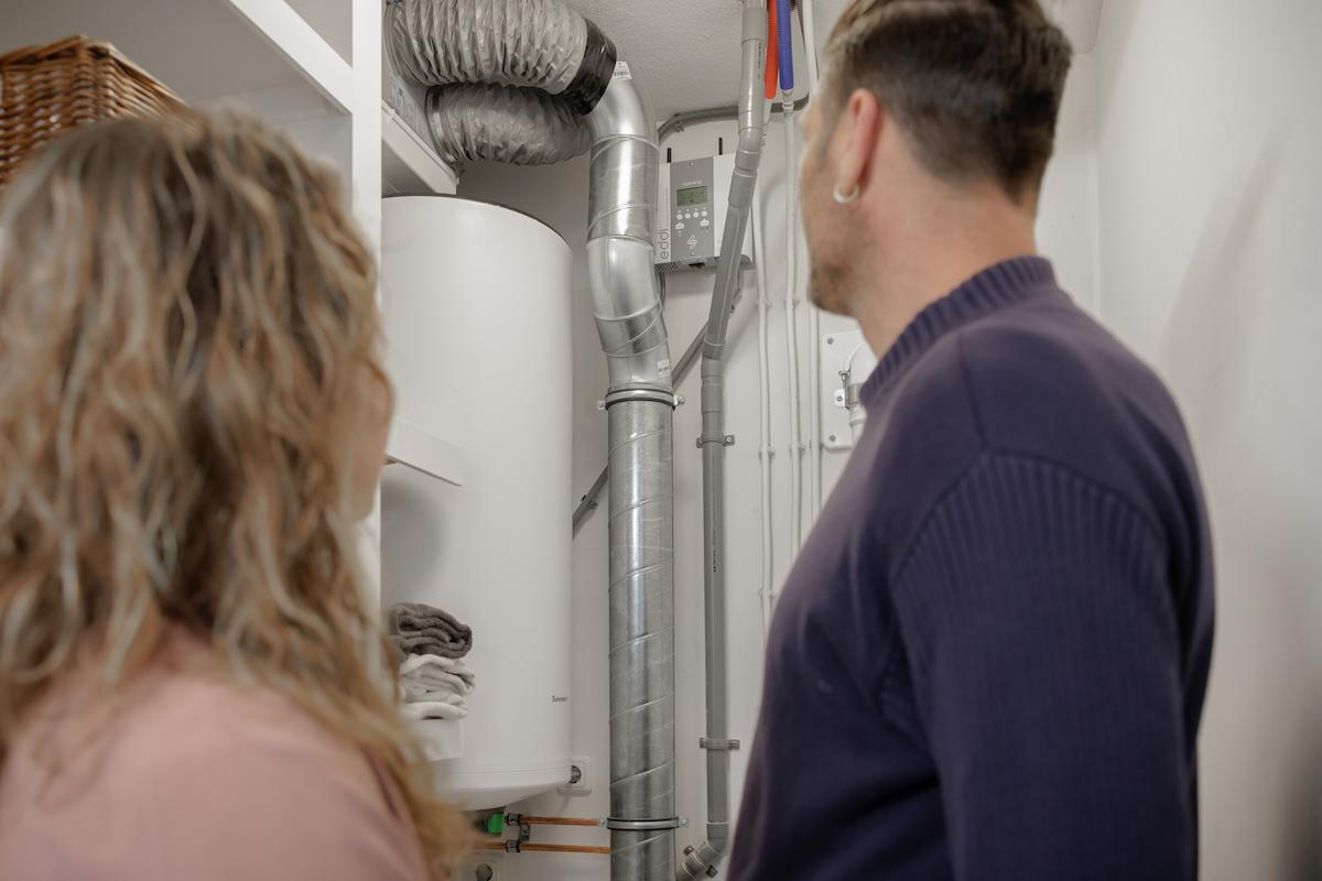 Monteur van Vattenfall bij een zonnestroomboiler