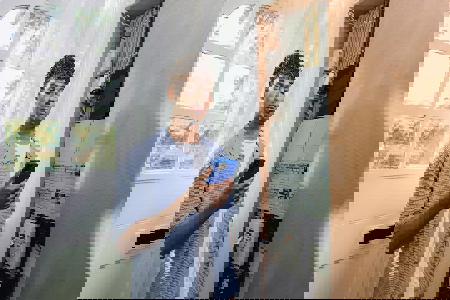 Man met telefoon bij meterkast Man met telefoon bij meterkast