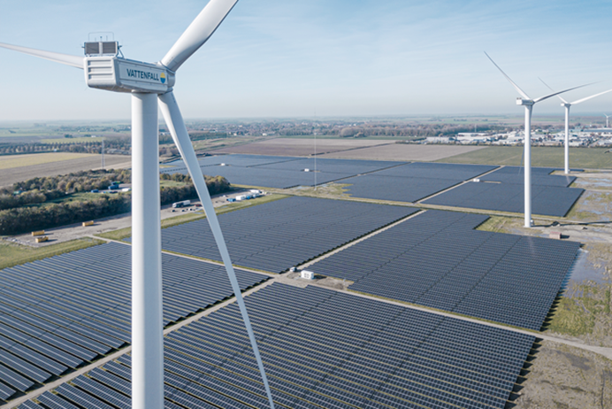 Windturbines en zonnepanelen in energiepark Haringvliet