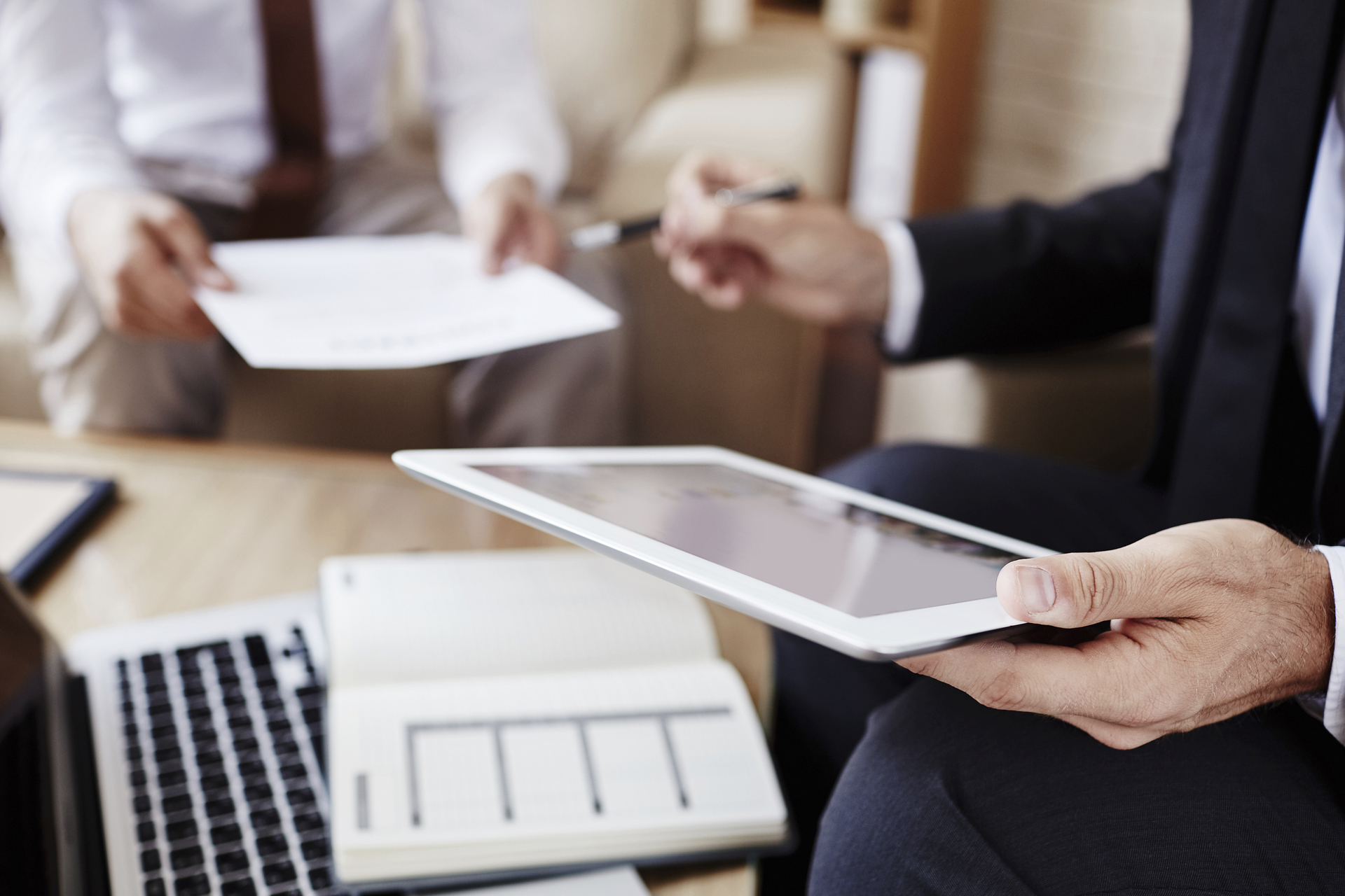 Twee mannen met tablet, laptop en papier | Vattenfall Energie