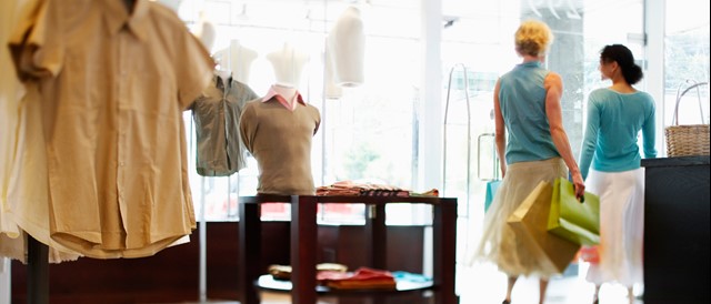 Twee zomers geklede vrouwen verlaten een kledingwinkel | Vattenfall tips voor een goed werkend luchtgordijn