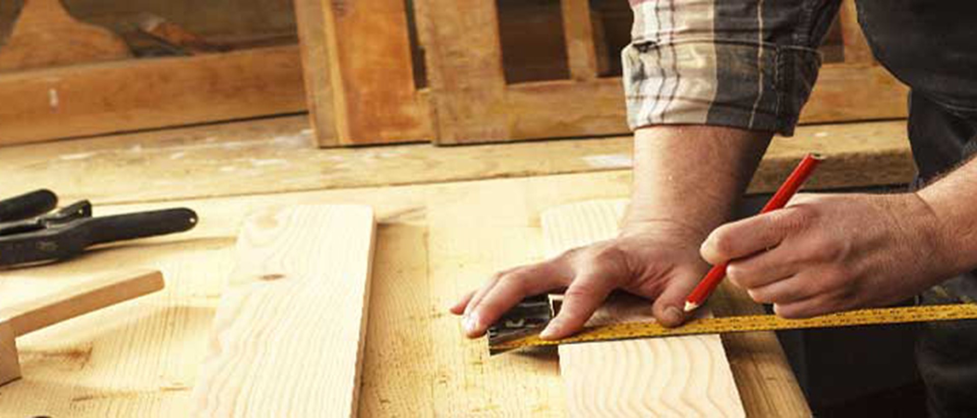 Close-up van de handen van een timmerman die een lijn aftekent op een plank | Vattenfall tips voor energie besparen in het atelier