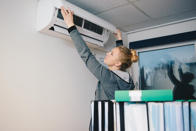 Vrouw stelt warmtepomp in op kantoor - ISDE advies zzp'ers