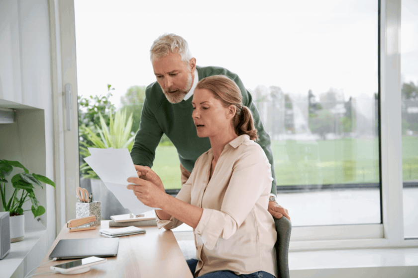 Man en vrouw bekijken een uitdraai van de Energielijst van de overheid