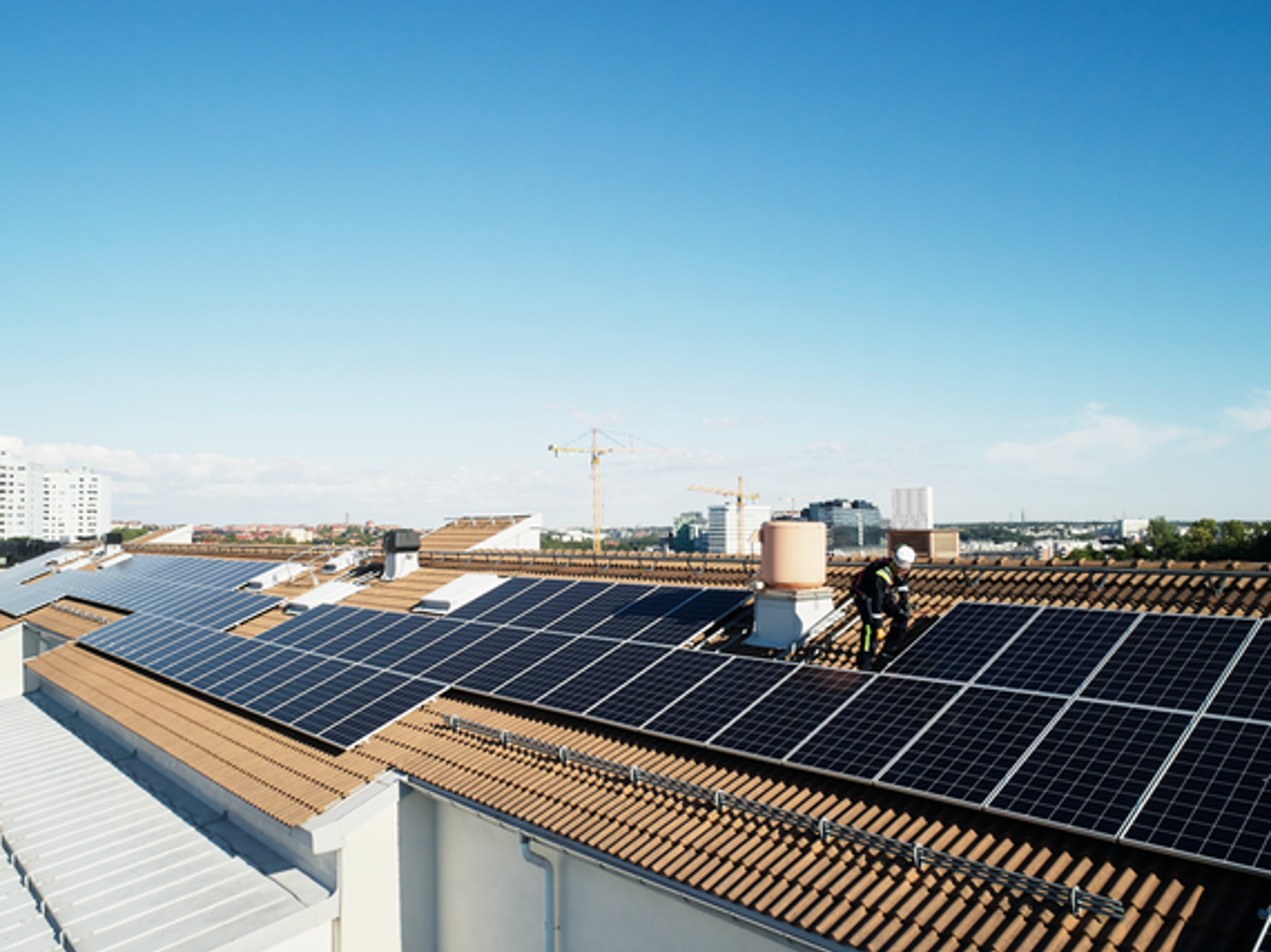 Zonnepanelen zakelijk in gebruik op bedrijfsgebouw - energie besparen en salderen