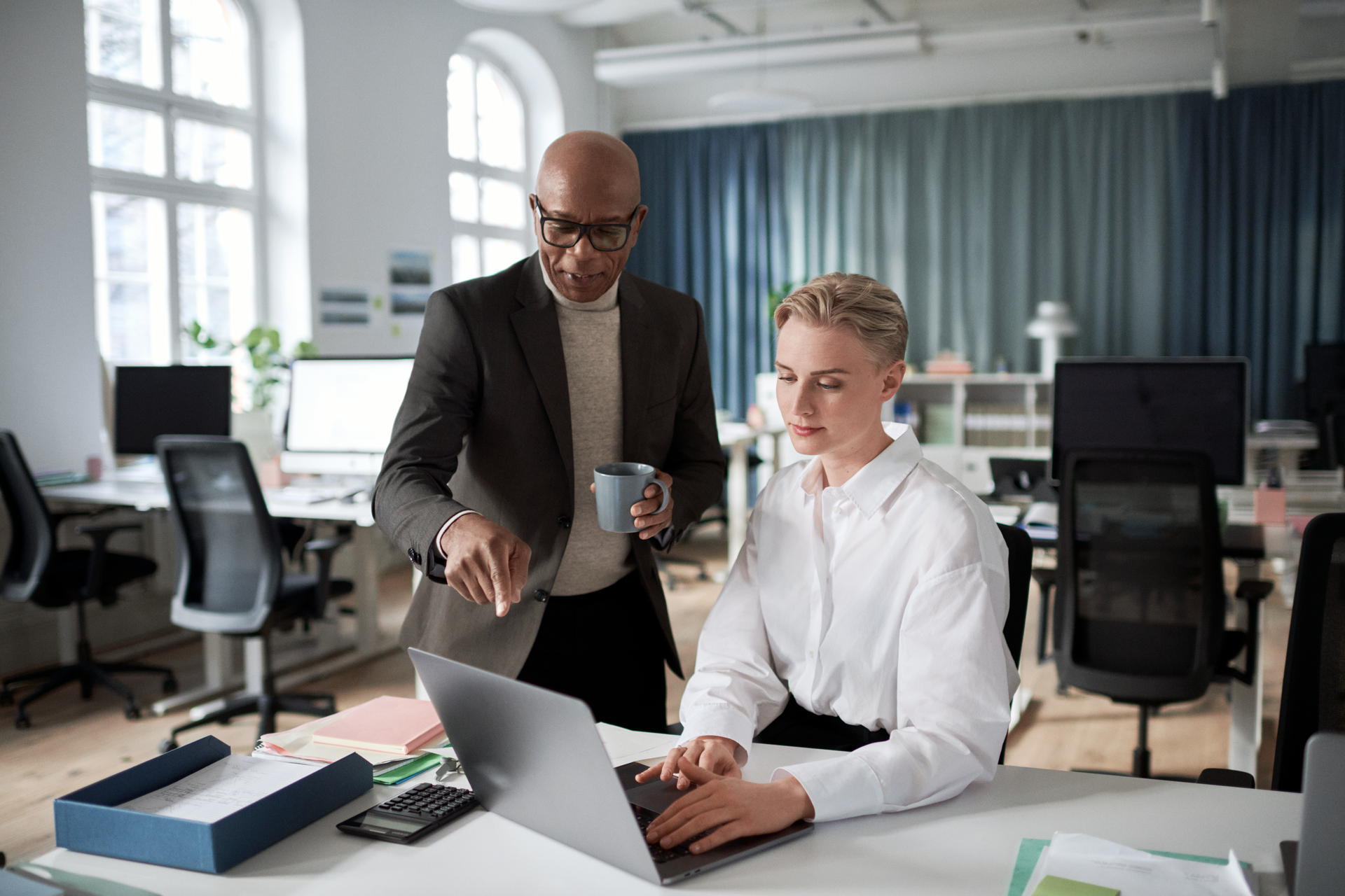 Collega's-op-kantoor-kijken-naar-laptop