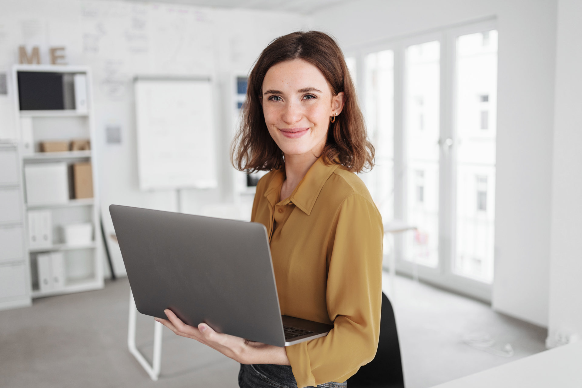 Jonge vrouw bekijkt laptop en gaat naar Mijn Vattenfall mkb