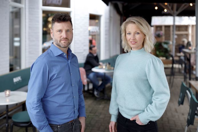 Alwin en Ellen Barten van  buurtrestaurant BUUV op terras met energiebesparende warmtekussens