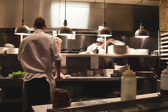 Keukenpersoneel aan het werk in horeca keuken met energiebesparende apparatuur