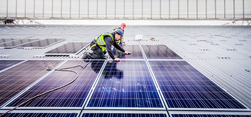Installateur legt zonnepanelen op een MKB bedrijfspand | Vattenfall over spoedaanvraag zakelijke energie