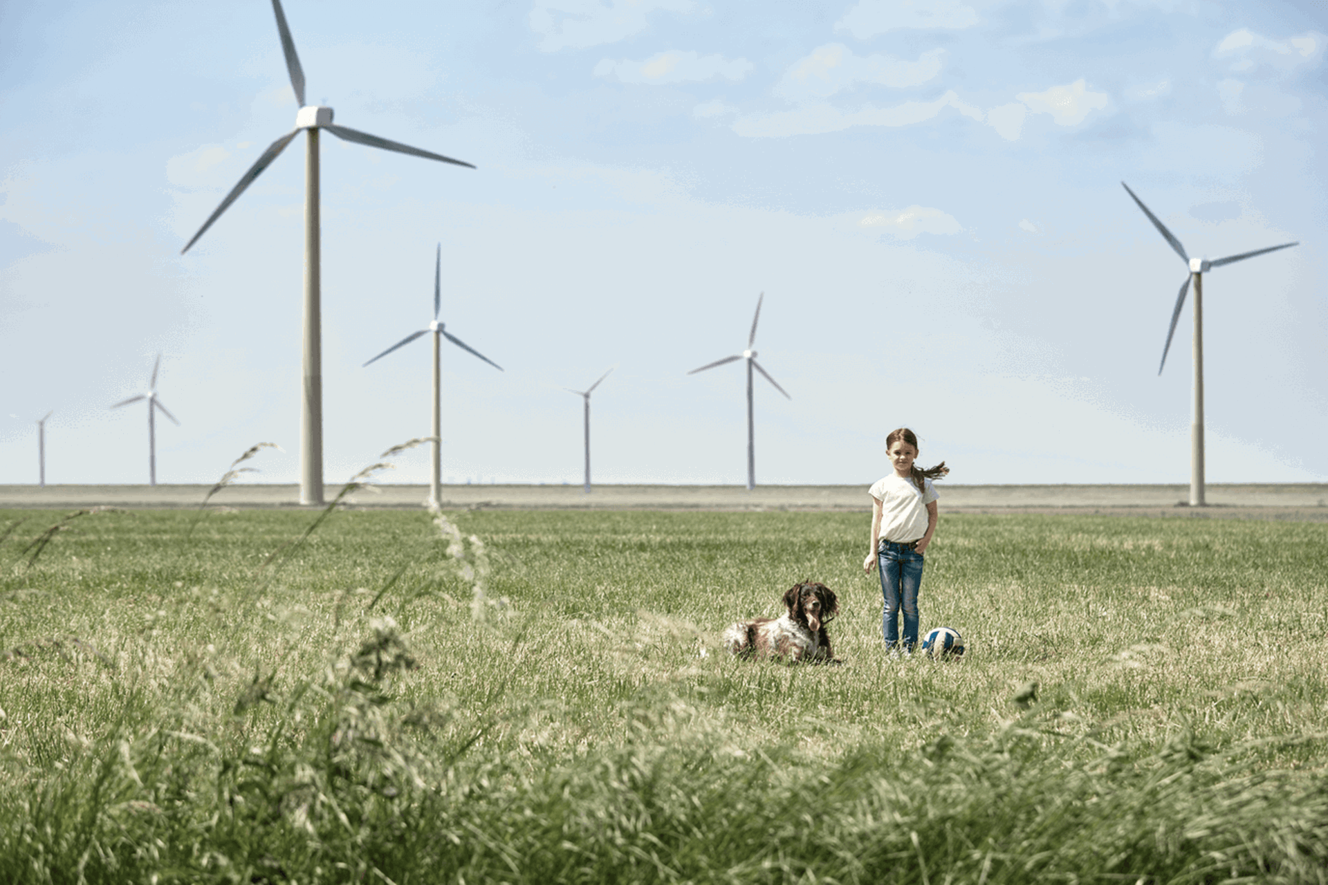 Meisje en hond voor windmolen | Vattenfall