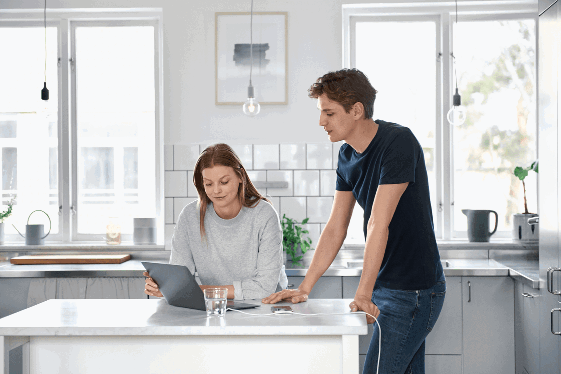 Man en vrouw in keuken