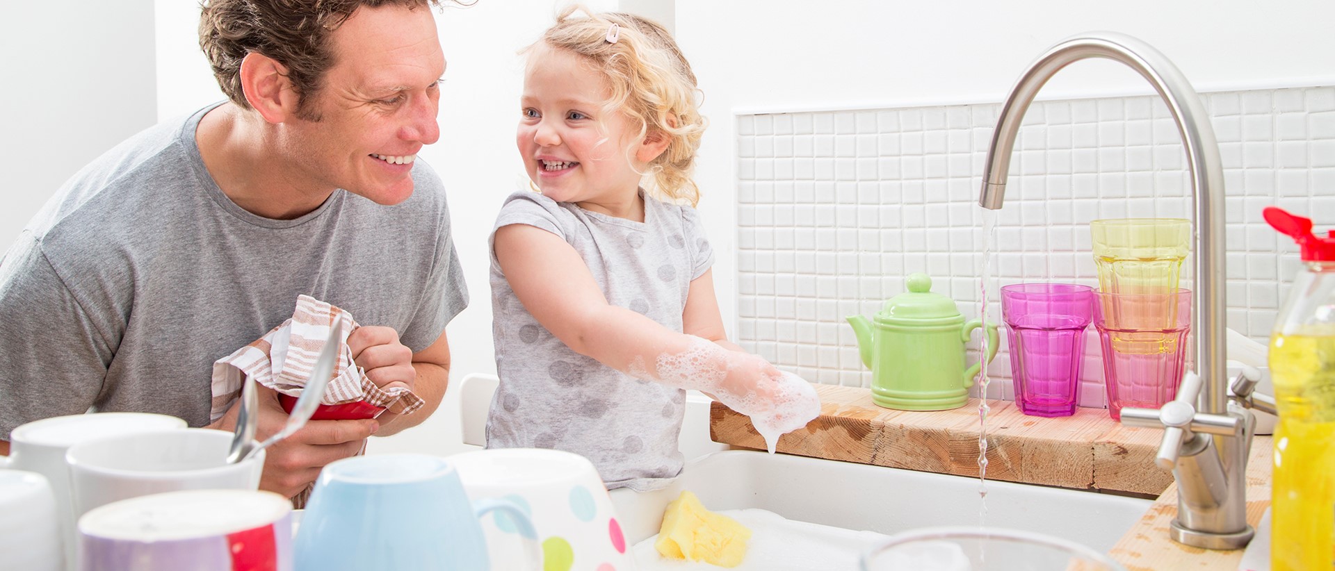 Vader en dochter zijn aan het afwassen | Vattenfall over aansluiting op warmtenetwerk
