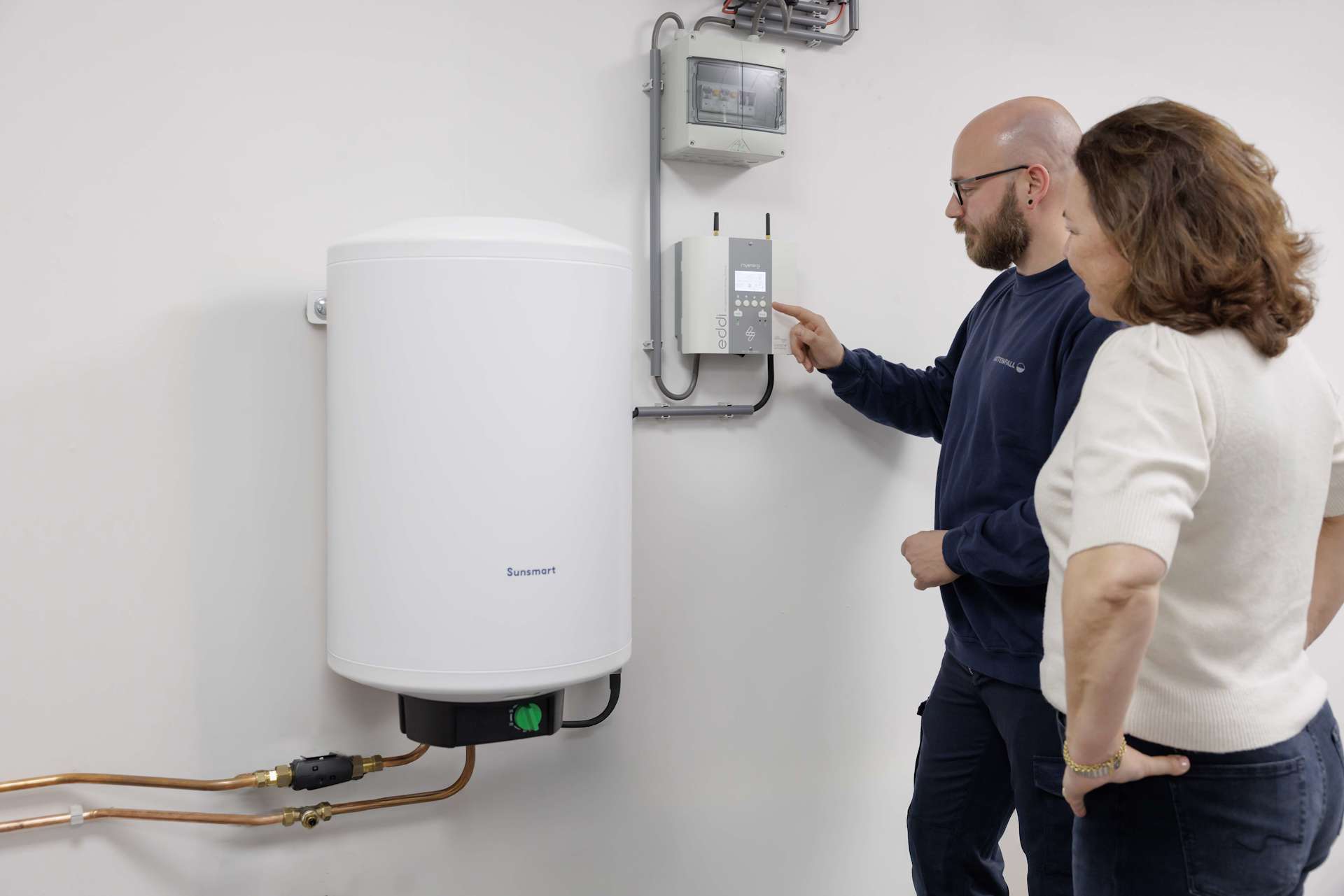 Monteur en klant bij zonnestroomboiler en Eddi Monteur en klant bij zonnestroomboiler en Eddi