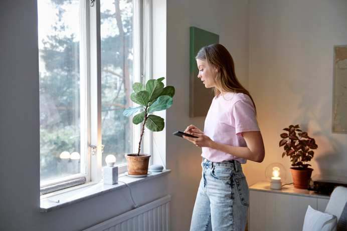 Ondernemer in casual kleding kijkt vanuit haar werkplek naar buiten