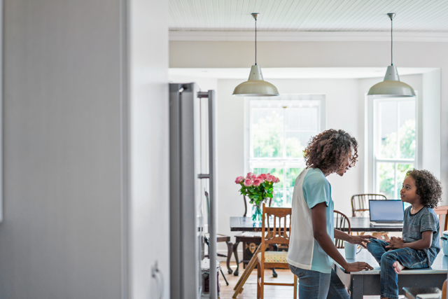 Vrouw en kind praten in woonkamer | Vattenfall Energie