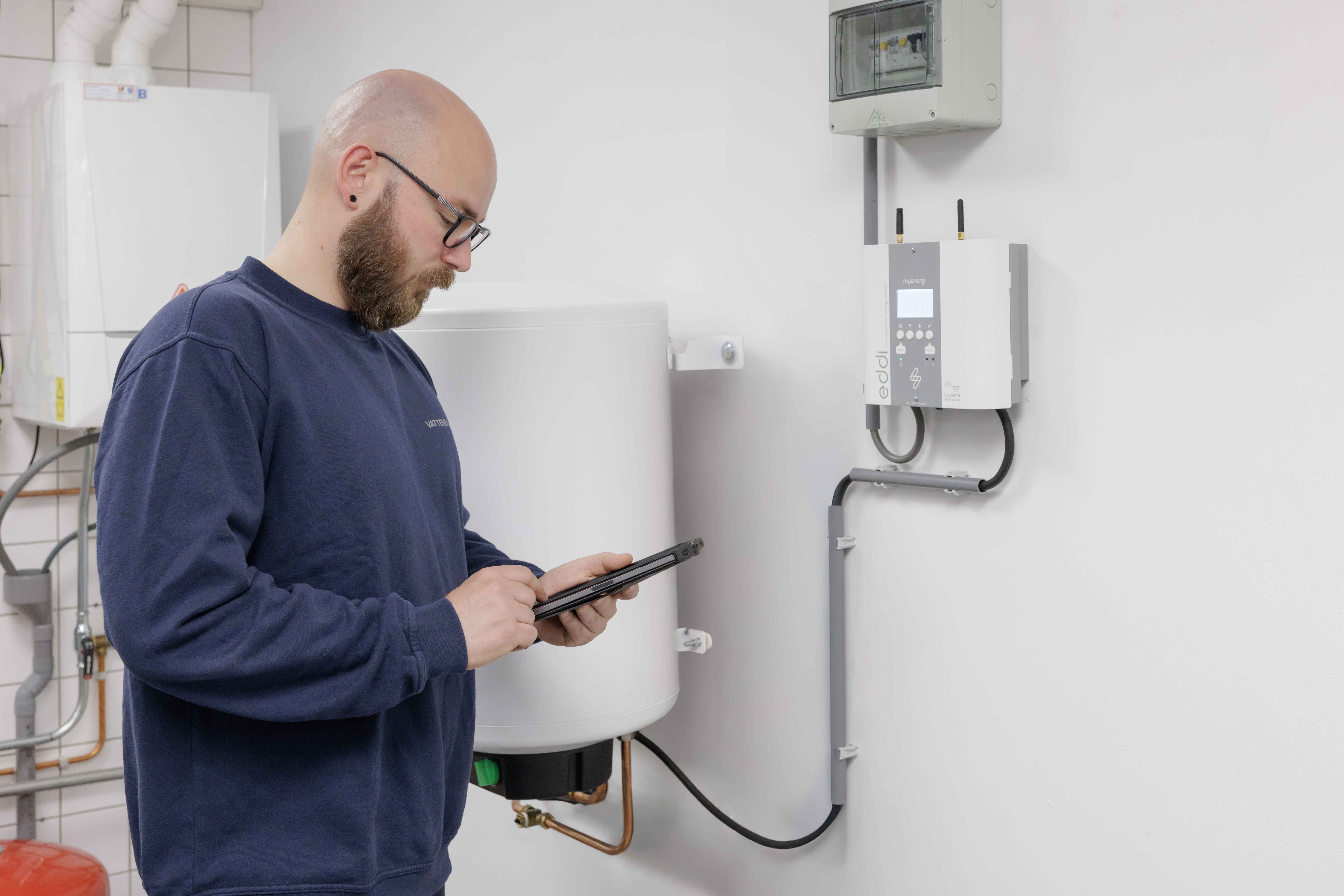 Monteur van Vattenfall bij een zonnestroomboiler